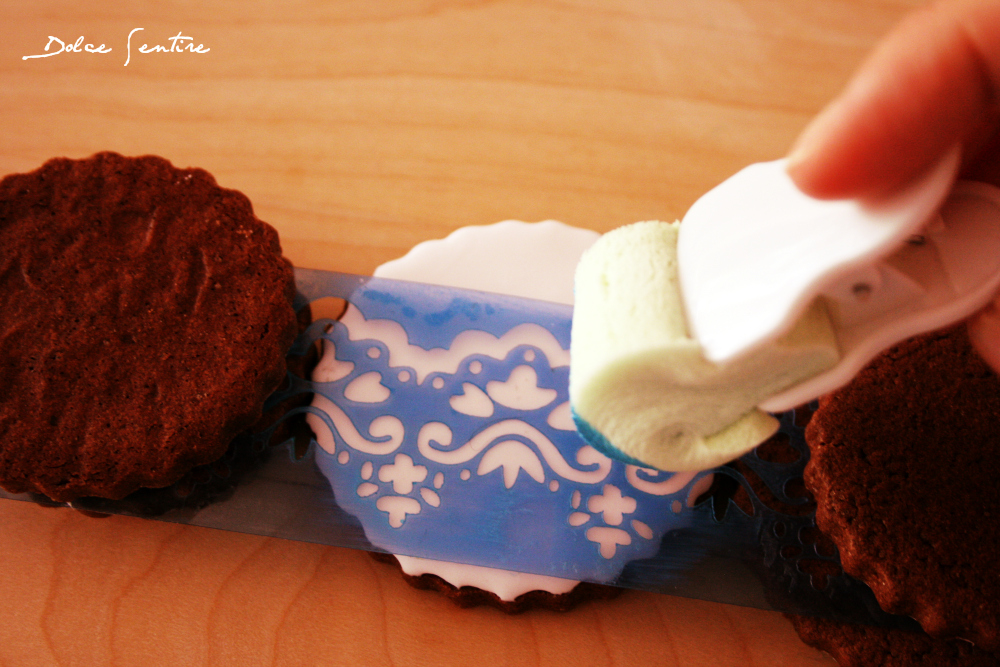Galletas "Blue Lace": Cómo usar stencils sobre glasa {Foto Tutorial} Lace cookies galletas de chocolate
