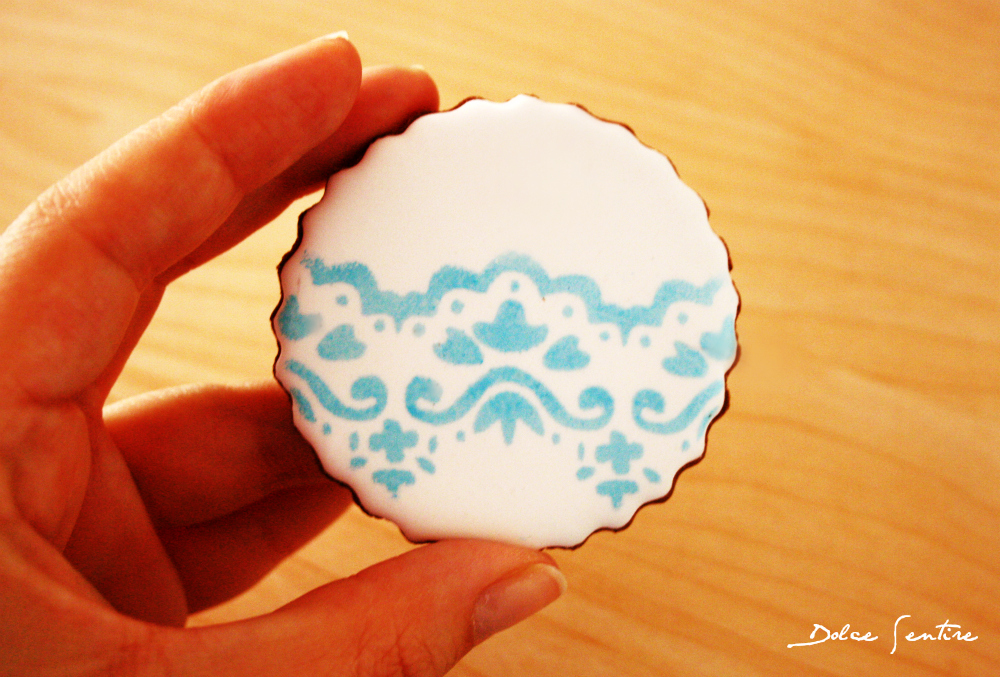 Galletas "Blue Lace": Cómo usar stencils sobre glasa {Foto Tutorial} Lace cookies galletas de chocolate