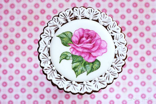 Cómo pintar a mano rosas sobre glasa real {Tutorial para Cookie Connection}